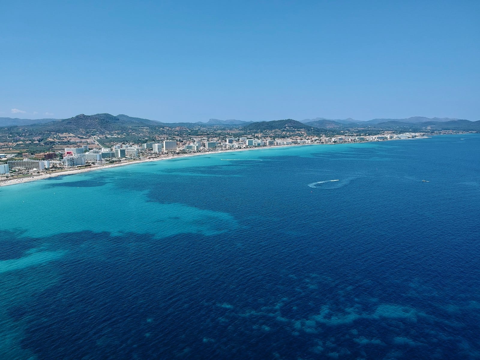 Vista aérea de una ciudad junto al mar con edificios frente a la costa